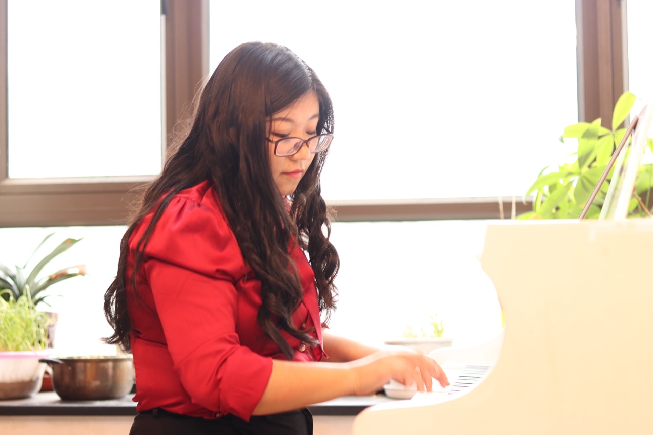 Ophelia Shan performing